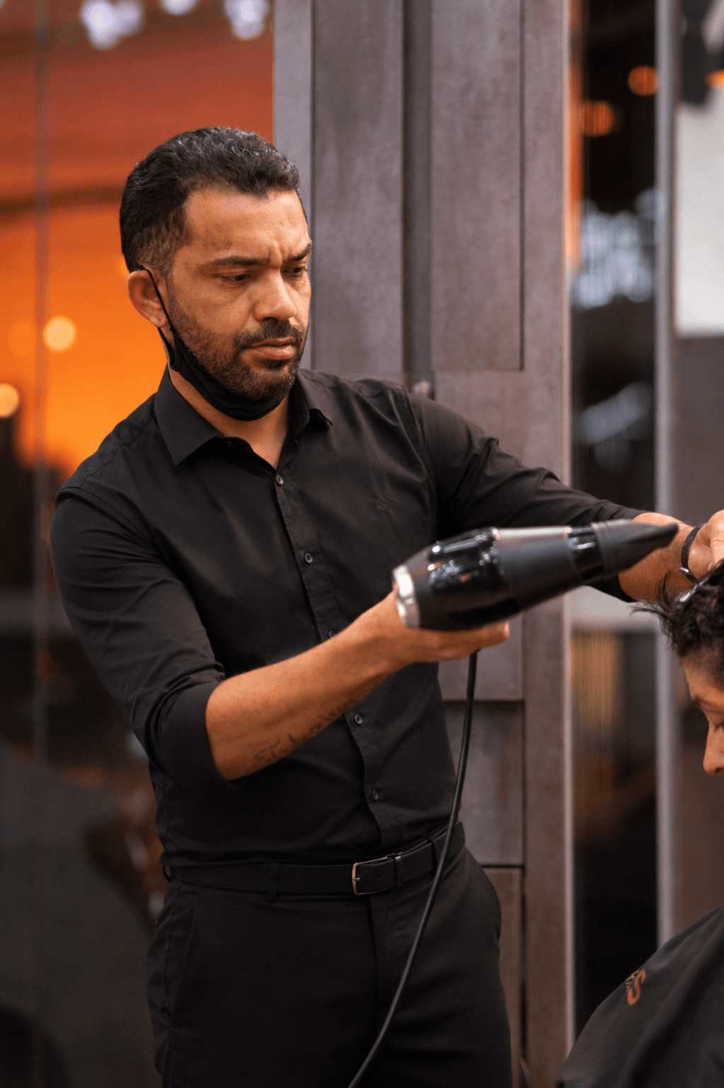 Elmin passos, profissional da New Vikings Barbearia